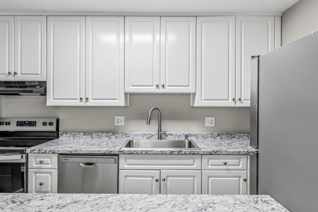 Building Photo - Updated 2-bedroom, 2.5-bath property Greensboro!