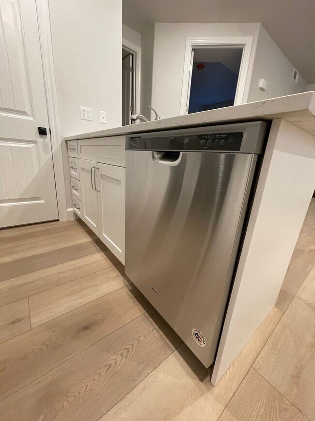 Building Photo - Italian Villages | 1-Bedroom, 1-Bath Basement (End Unit)