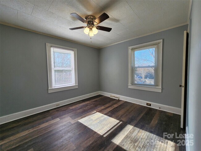 Building Photo - 843 Pebble Ave SW