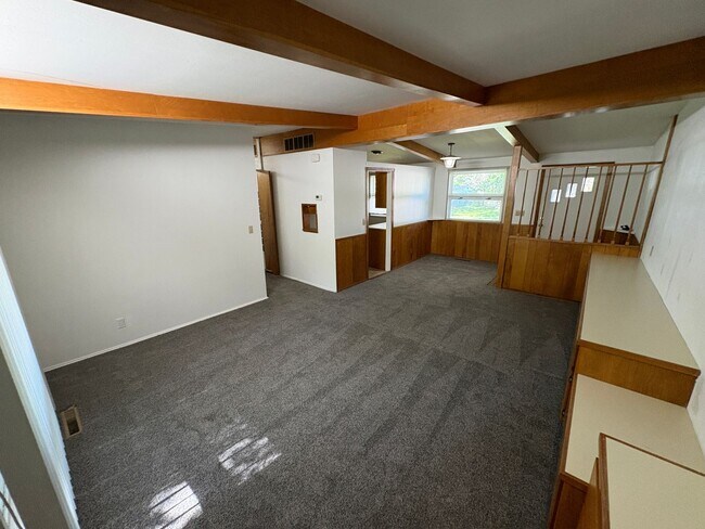 Building Photo - Charming Home, new carpet, laundry, backyard