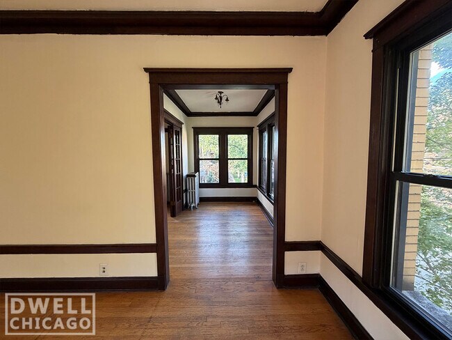 Building Photo - 2414 N Sawyer Ave