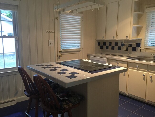 Building Photo - Charming 3 Bedroom, 2 Bath Home - Downtown...