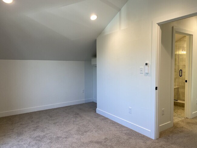 Building Photo - Beautiful, newer (2024) townhome in the de...