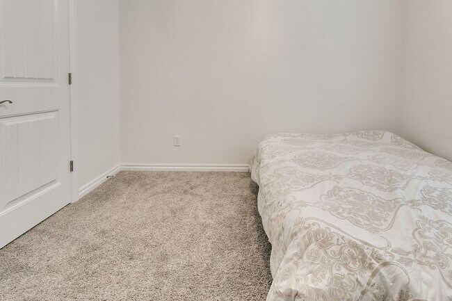 Building Photo - 3 Bed, 2 Bath Home with Bonus Office and  ...