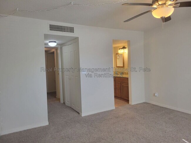 Building Photo - 711 Russell Ln