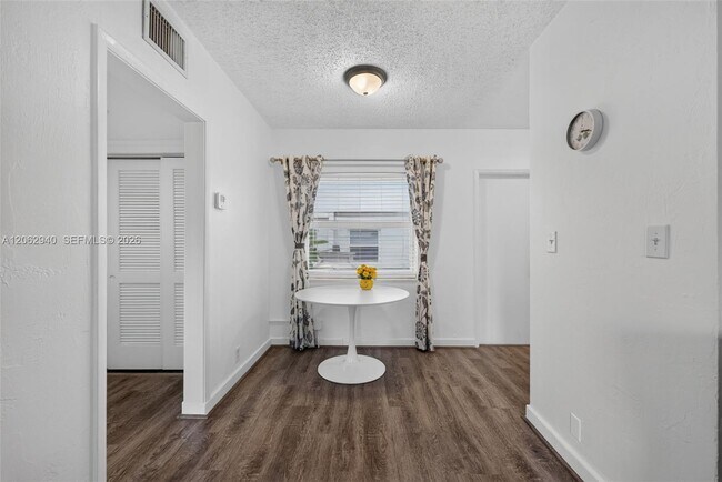 Building Photo - 2508 Bay Dr