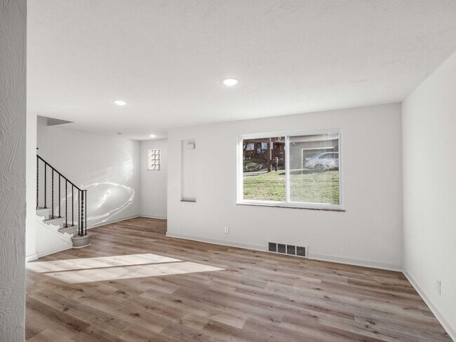 Building Photo - AVAILABLE NOW! STUNNING 3 BEDROOM IN PENN ...