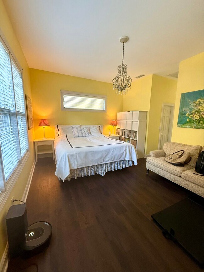 Building Photo - 100 Cottonwood Creek Ln