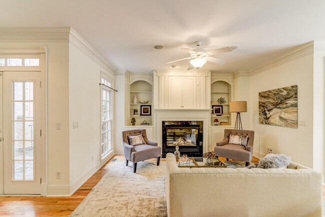Building Photo - 704 Longleaf Dr NE