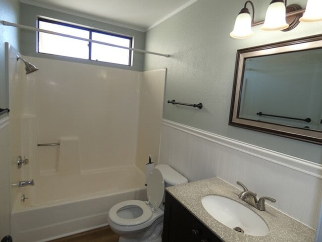 Building Photo - Lovely remodeled River Ranch condo