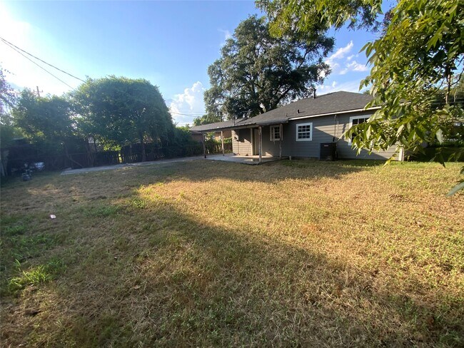 Building Photo - 610 Fostoria Ln