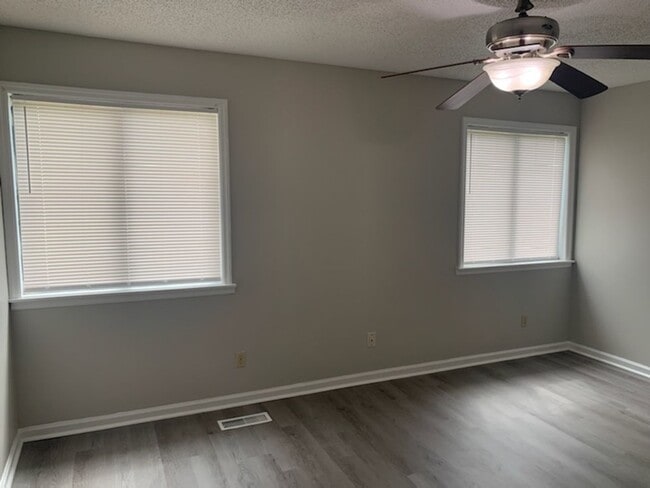 Building Photo - This charming 3-bed, 2.5-bath townhome is available for rent.