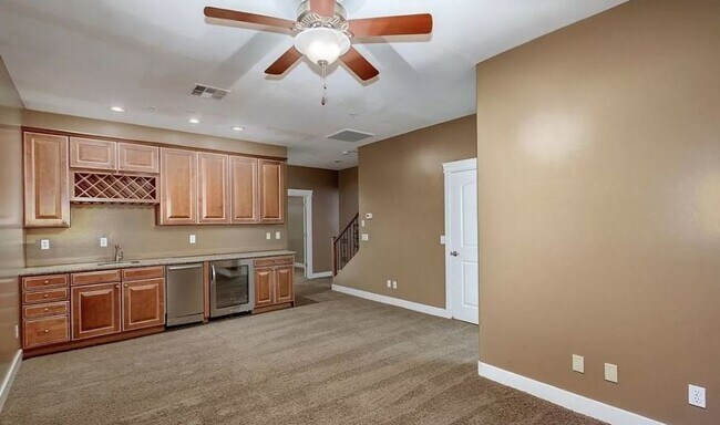 Building Photo - 3 Bed | 3.5 Bath - Biltmore Luxury Townhom...