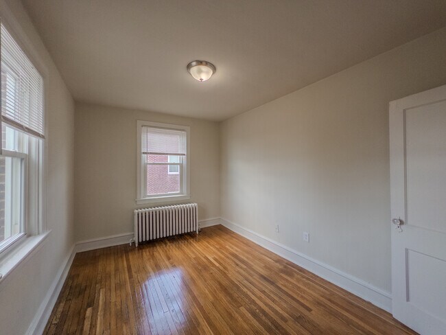 Two Bedroom Apartment with Den | Folcroft Courts - Folcroft Courts Apartments