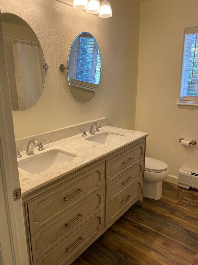 Building Photo - River View Condominium! PRICE REDUCED!