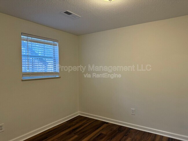 Building Photo - 11105 Lake Hills Dr