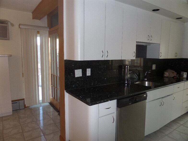 Building Photo - 10 Windsor Rd