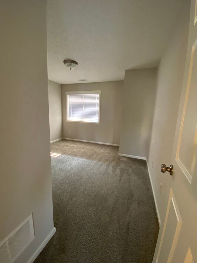Building Photo - Updated 2 Bedroom Town Home