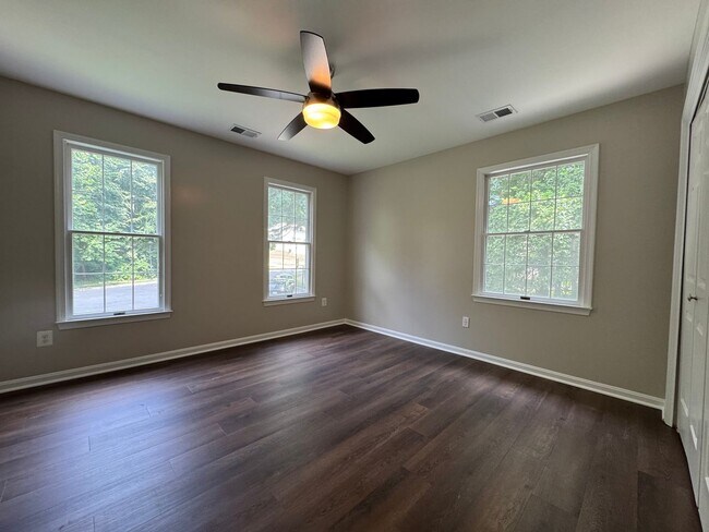 Building Photo - Stunning 4 Bed 3.5 Bath Home With Deck And...