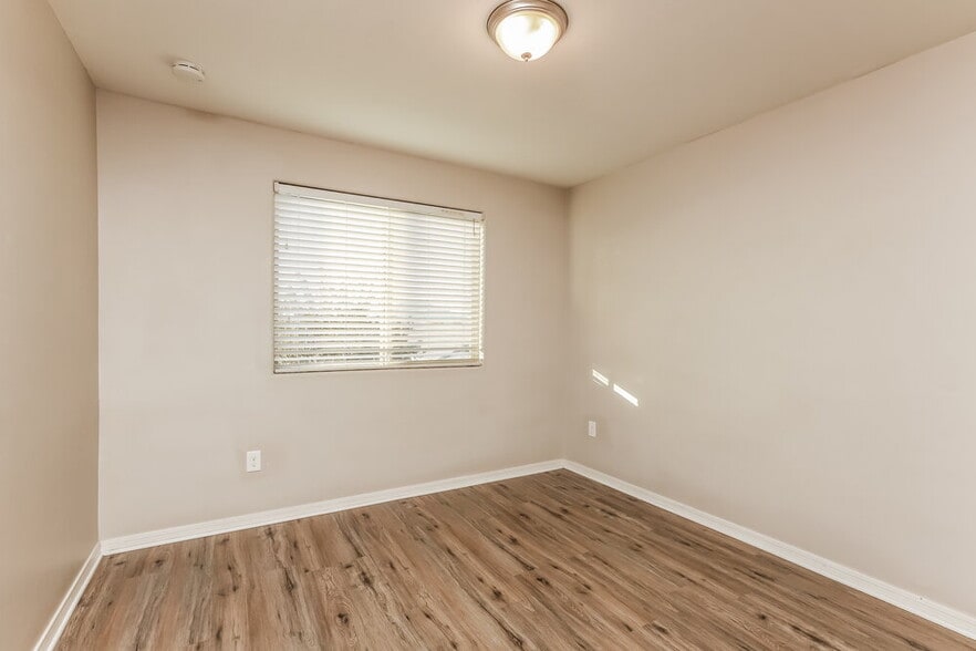 Building Photo - 8237 W Kittiwake Ln