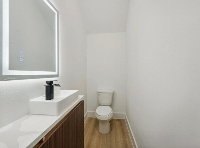 Building Photo - 7418 Maxroy St