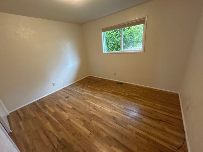 Building Photo - HALF OFF FEBRUARY RENT! 3 Bedroom 1.5 Bath in Desirable NW Corvallis