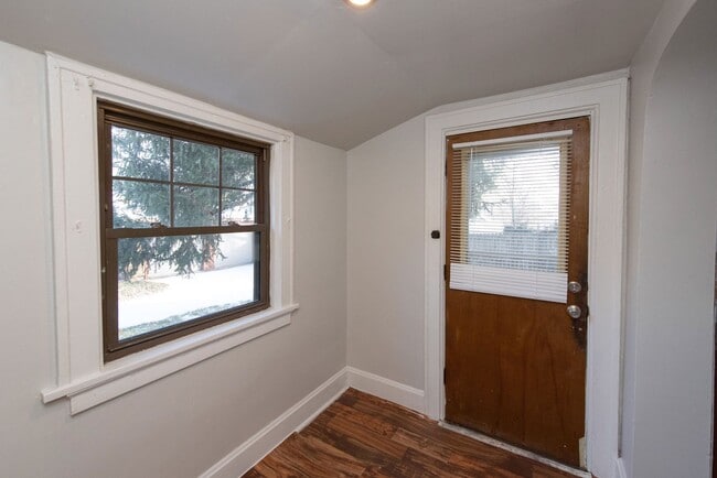 Building Photo - Beautifully updated Tudor style duplex. Upper unit. Large rooms. 2 balconies, private entry. Fenc...