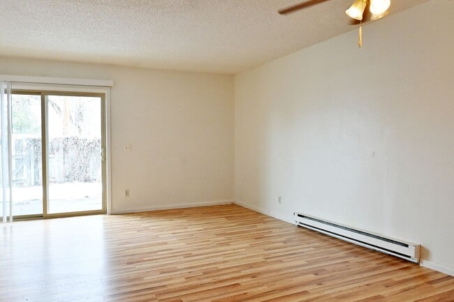 Building Photo - 2 bed 1 Bath townhouse