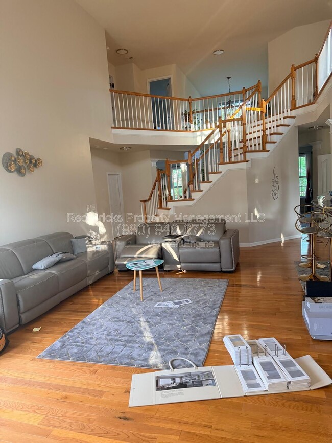 Building Photo - 7939 Heatherstone Dr