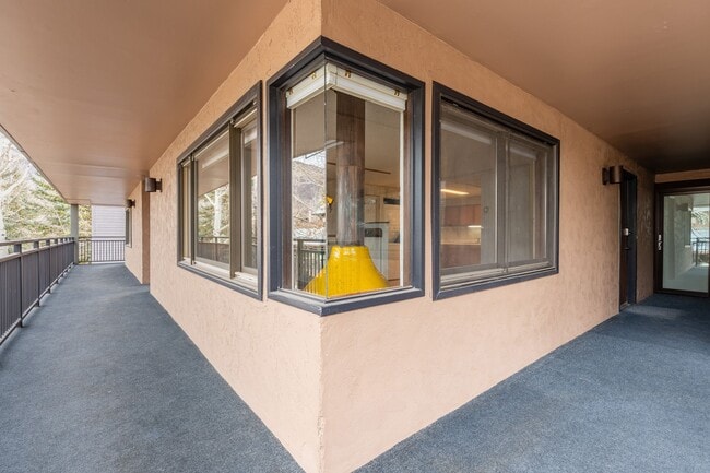 Building Photo - 700 S Monarch St