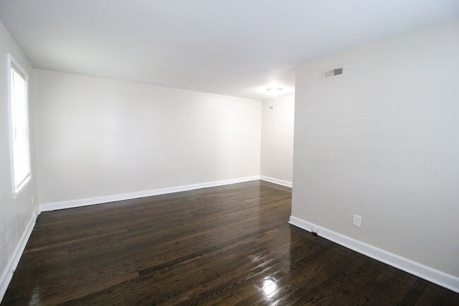 Building Photo - November 2025 FREE On This One Bedroom Dup...