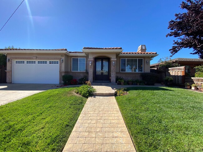 Primary Photo - Gorgeous, Luxury and Furnished 3 bed 3 bat...
