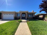 Building Photo - Gorgeous, Luxury and Furnished 3 bed 3 bat...