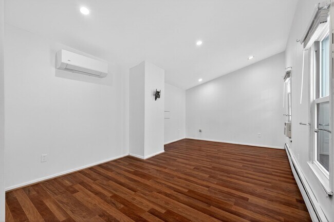 Building Photo - 104 McAdoo Ave