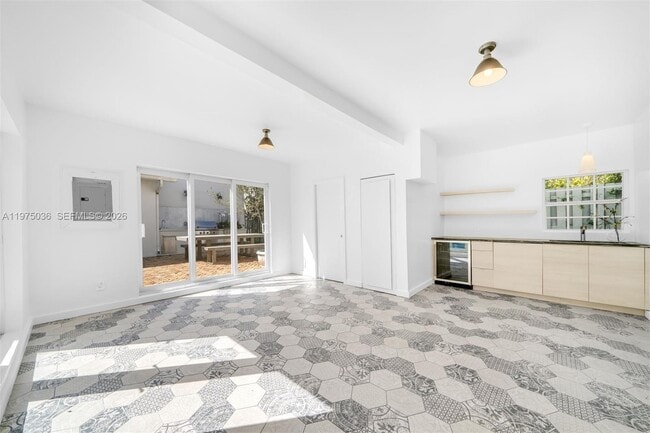 Building Photo - 939 W 47th Ct