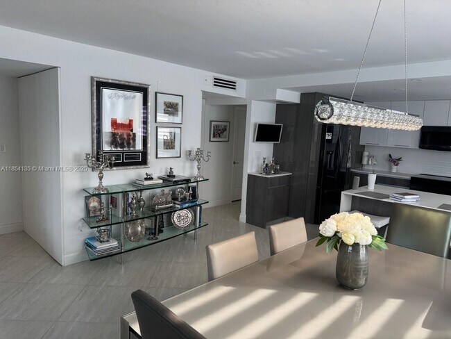 Building Photo - 9250 W Bay Harbor Dr