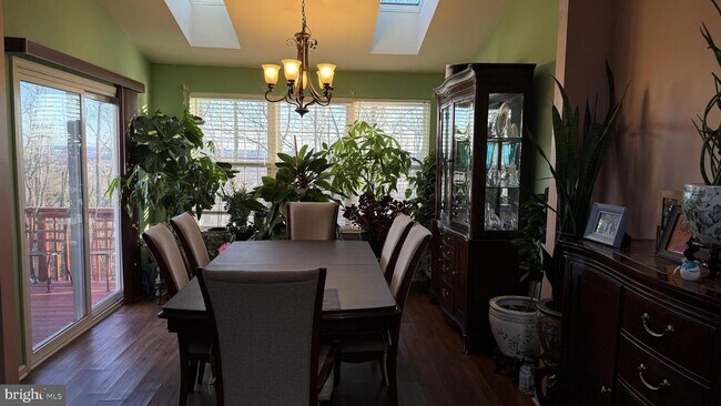 Building Photo - 506 Quincy St