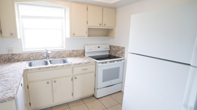 Building Photo - 2807 Ashley Dr W