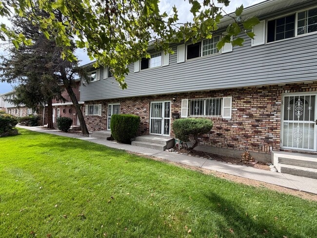 Building Photo - Central and updated 3 bedroom 1.5 bath tow...