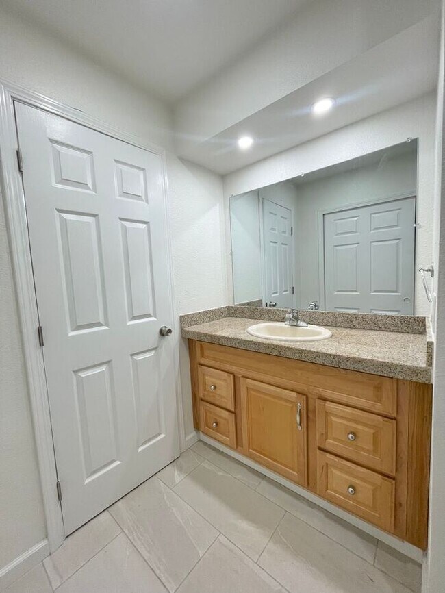 Building Photo - This beautifully maintained 3-bedroom, 2-bathroom Windsor home