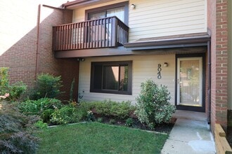Building Photo - FRESH PAINT AND NEW FLOORING = 3BD + 2.5BA TH