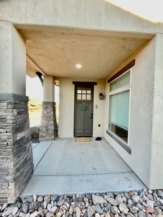 Building Photo - Beautiful Four-Bedroom Luxury Sage Villas Townhome in Ivins
