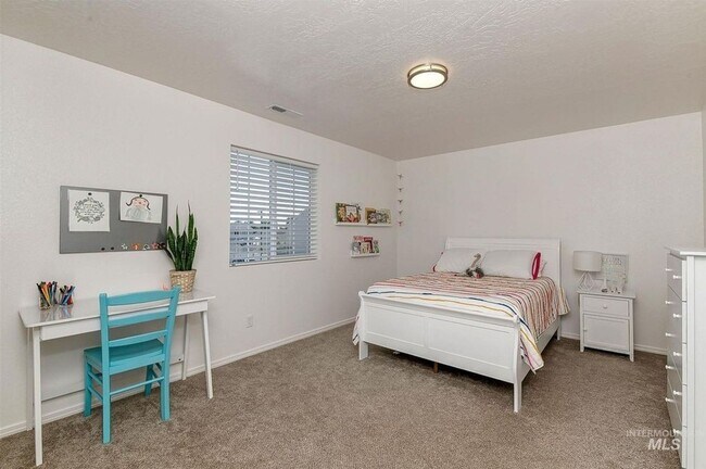 Building Photo - Large 5 Bedroom 3 Bath Home in Meridian _ Dog Friendly!