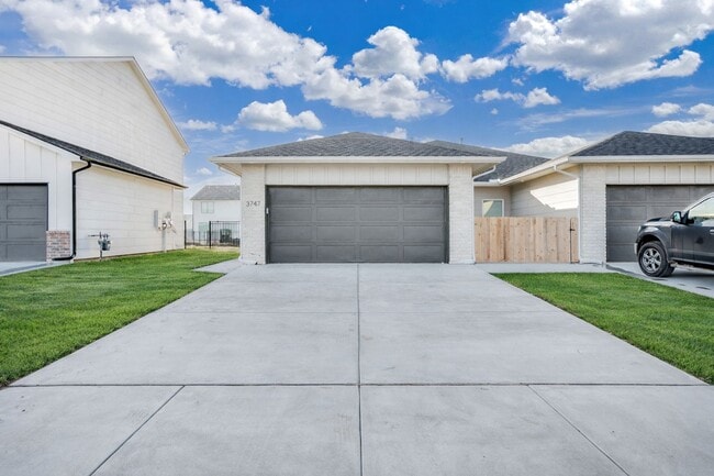 Building Photo - Pineway Aria Plan