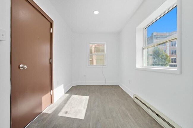 Building Photo - 159 W Washington St