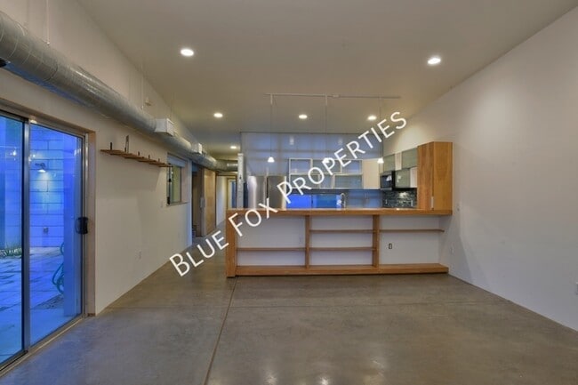 Building Photo - 1150 E 15th St