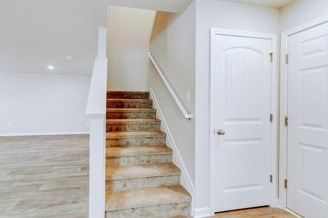 Building Photo - Beautiful Rental Home Features 5 Beds/3.5 ...