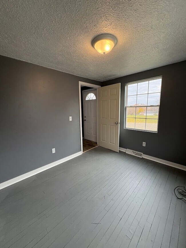 Building Photo - Two bedroom one bathroom home for rent