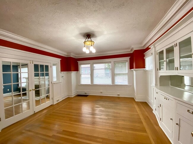 Building Photo - Beautiful Craftsman on Broadway with Live-Work Space Option