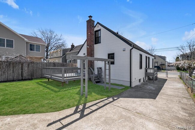 Building Photo - 1568 Madison St
